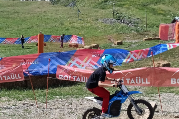 Circuit infantil de motos elèctriques imatge